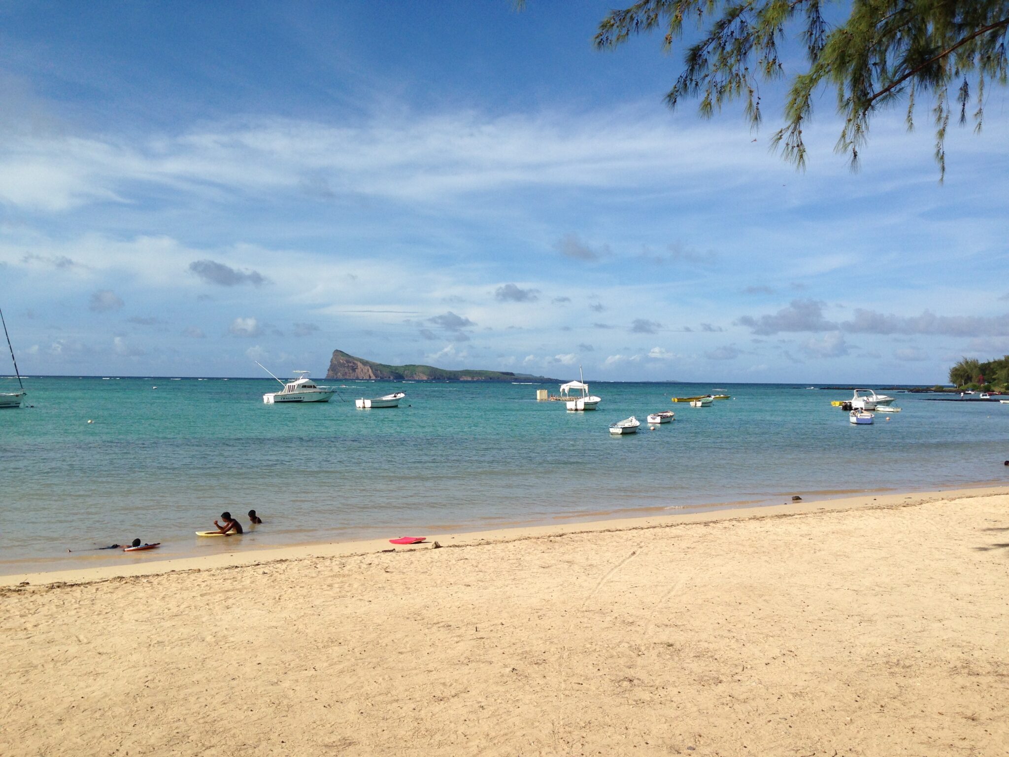 Plage de l'île Maurice avec vue sur le Coin de Mire